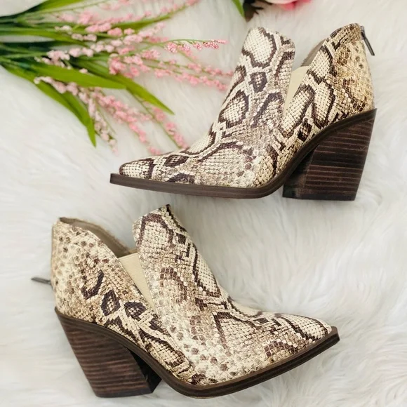 Vince Camuto Gradina Heeled Booties - Picture 2 of 7